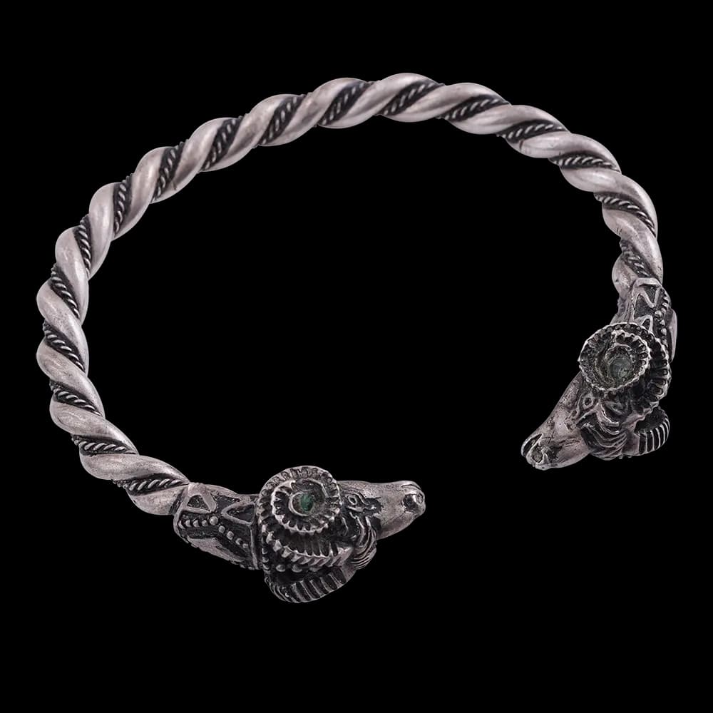 دستبند ساخت و قلمزنی